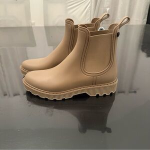 Igor Beige/Tan Chelsea Boot Women’s Size 8